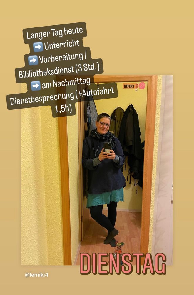 Mandy im Sommerkleid im Spiegel. To do-Liste heute gefüllt von 7:45 bis 18:00