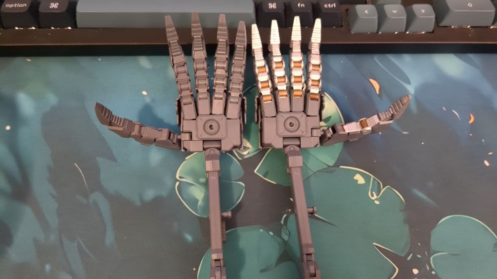 Unpainted and painted M.S.G. Modeling Support Goods Weapon Unit 16 Overed Manipulator from kotobukiya.