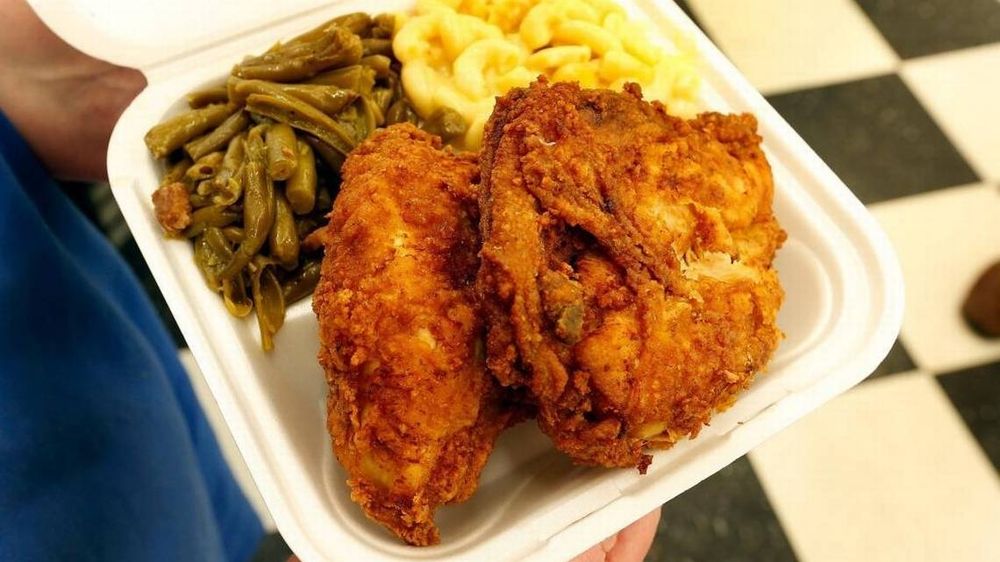 Fried chicken, green beans and Mac and cheese in a white box