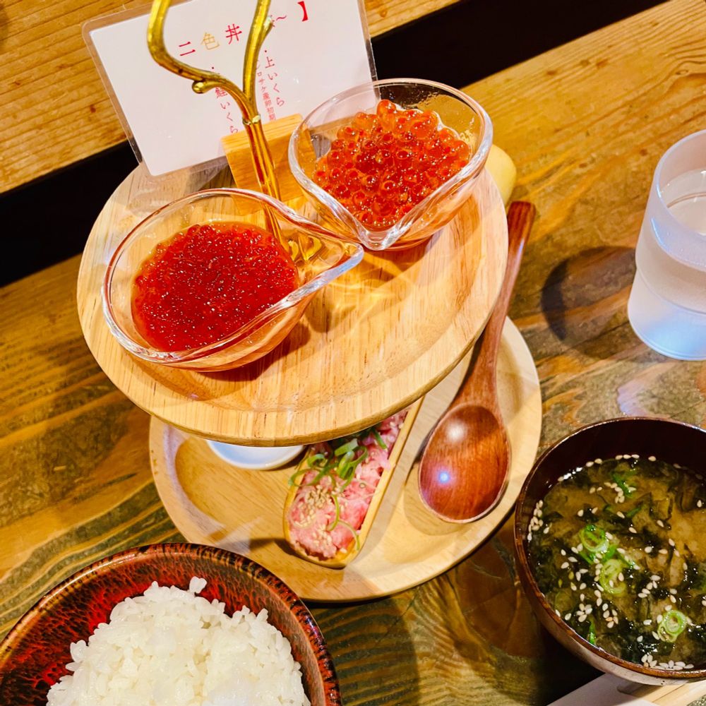 いくら丼専門店「波の」さん。
二種のいくらに、ネギトロをトッピング！！

完食しました🙏✨