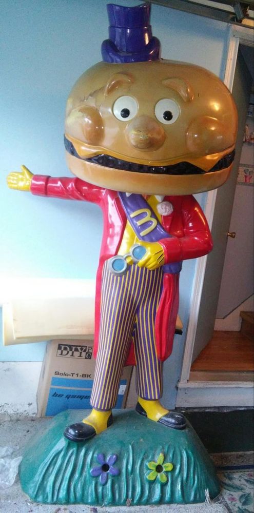 A shitty statue of Mayor McCheese