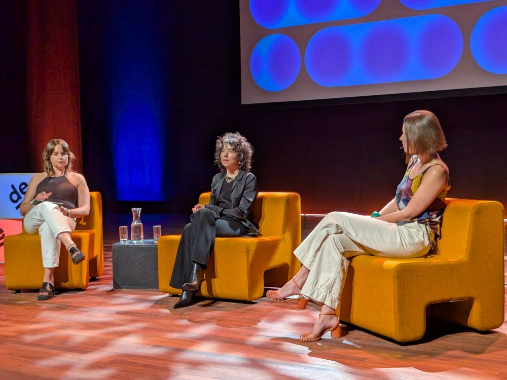 From left to right Nuria Ribas Costa, Meredith Whittaker and Evelyn Austin on stage at De Dependance.