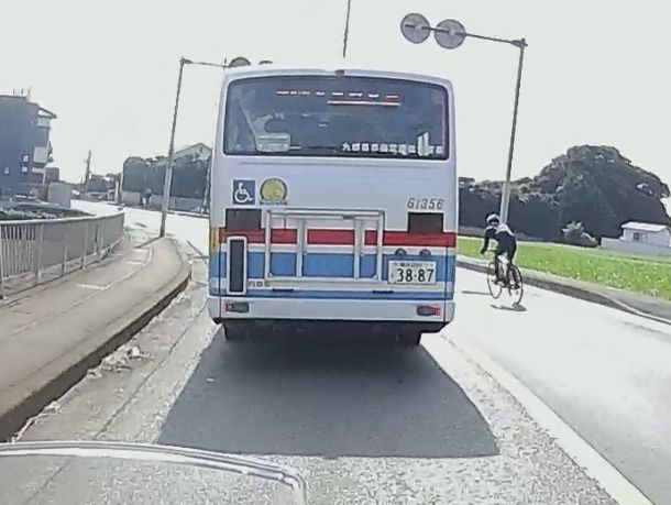 自転車はセンターラインカットして追い抜きして良いの？？