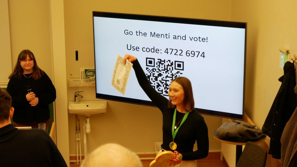 Madeleine showing her certificate for Best Poster on horse gut microbiome
