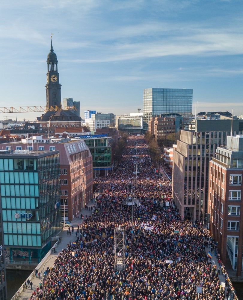 Luftaufnahme des Demozugs auf der Ludwig-Erhard-Str. Man kann kein Ende der Menschenmassen erkennen.
Links auf dem Bild sieht man den Michel.