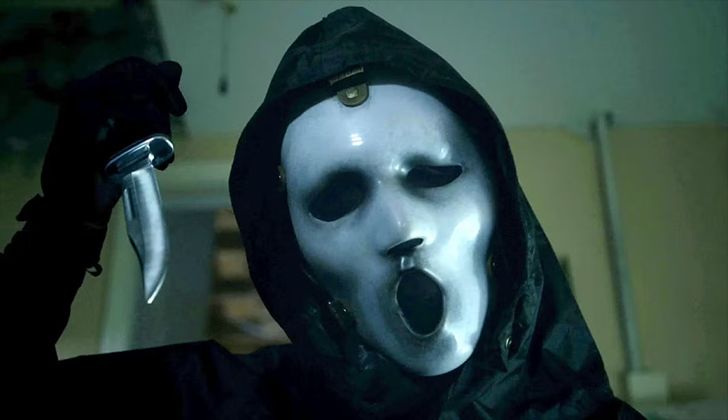 The Lakewood Slasher prepares to stab someone in Scream: The TV Series season one (2015)