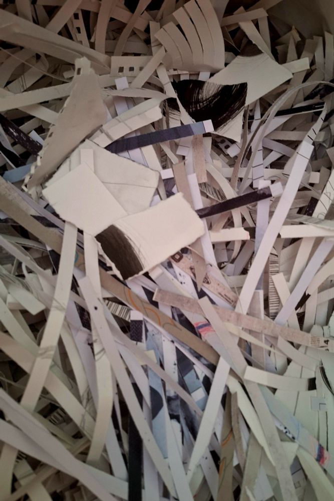Papeles cortados que se convertirán en papel reciclado