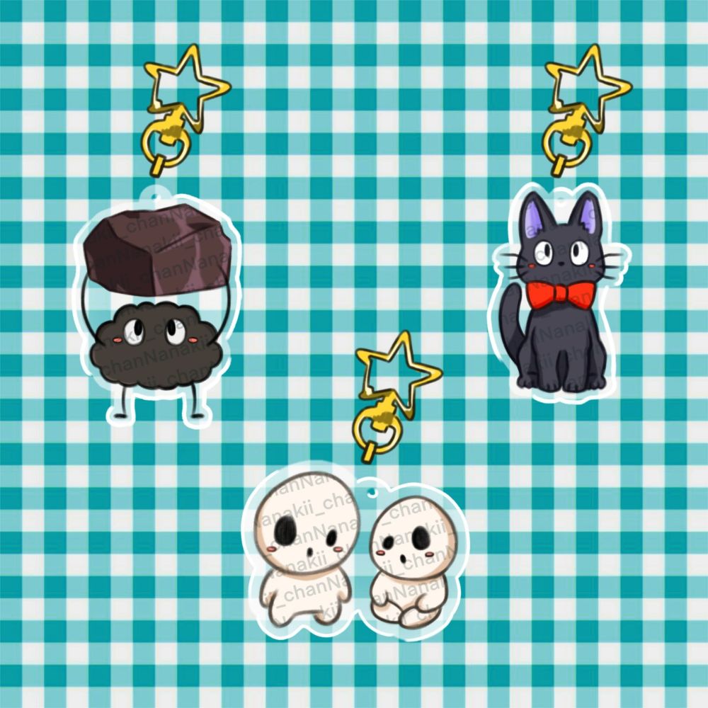 Mokup de varios llaveritos que pertenecen al mundo del Studio Ghibli. De izquierda a derecha: duende del polvo, kodamas y kiki