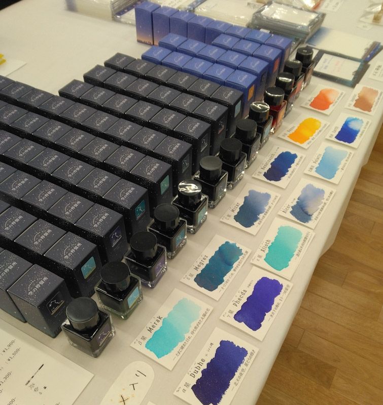 文具イベント「宇宙遊泳 東京クリパ」の、黒川ひゅうのスペースの写真。インク『空の停留所』シリーズが全色（13色）並んでいる。