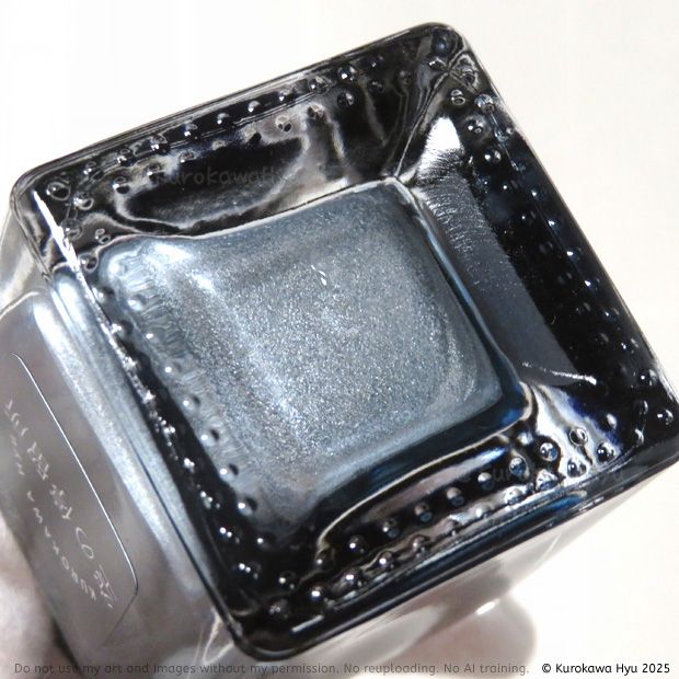 底に溜まったラメが分かるように、インク瓶を傾けて撮った写真。Alcorとは異なり、こちらは純粋に銀色のラメ。