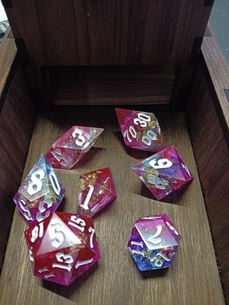 Set de dés de fabrication artisanale "Néo-Galaxy"
Un mélange de couleurs en dégradé qui oscille entre rouge/rose et bleu.
Des originales très basées sur le losange qui sortent des forme classiques. Sublimes