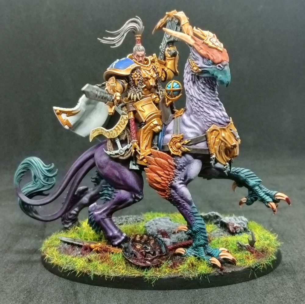 Figurine Warhammer AOS du Lord Aquilor, le socle est agrémenté d'un bouclier de kruelboyz, d'une lance stormcast et d'un casque d'embrocheur.