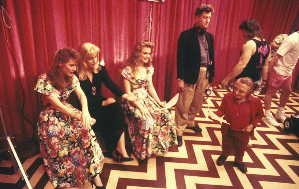David Lynch shooting the Twin Peaks Finale in the red room.