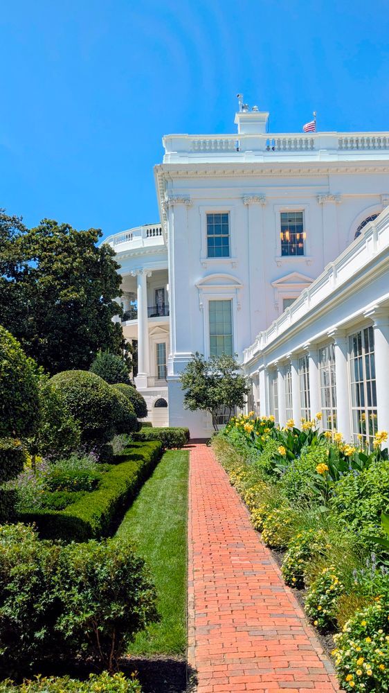 La East Colonnade et le jardin Kennedy en premiers plans, le balcon Truman dans le fond, vus depuis l'entrée de l'aile Est de la Maison-Blanche, aussi appelée Aile Madame