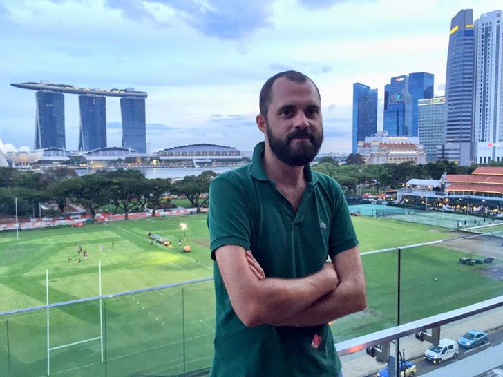 Moi le 14 janvier 2016 sur la terrasse du National Gallery Singapore museum, avec le Marina Bay Sands dans le fond, le célèbre hotel perché sur ses trois tours. 