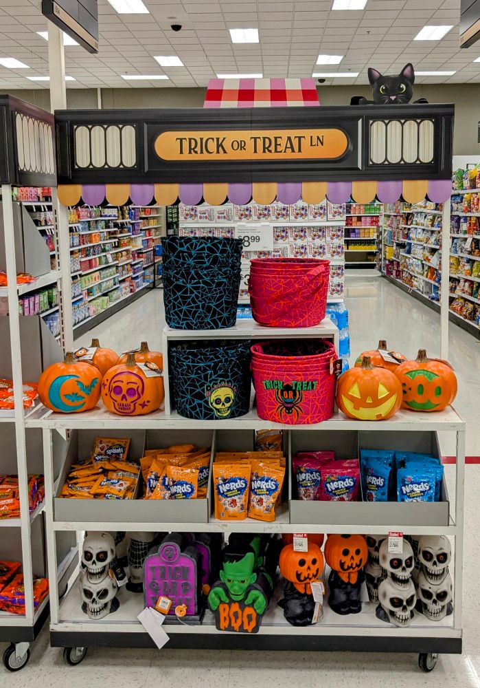 Le 11 août. Des magasins américains ont déjà commencé la vente de bonbons marketés Halloween... 