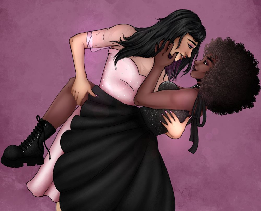 Ilustração retangular de fundo roxo, que mostra duas garotas dançando. Elas se encaram, sorrindo uma para a outra. A da esquerda é branca, magra, tem cabelos lisos e pretos, com uma franja reta. A parte debaixo do cabelo tem uma camada pintada de rosa. Ela usa um vertido rosa claro, longo, com mangas e gola transparentes, que vão até os cotovelos e o pescoço. Seu corpo está curvado sobre o da menina à direita, a qual ela segura pela cintura, com uma das mãos, e pela coxa, com a outra. A da direita é negra, tem cabelos curtos e bem volumosos, cacheados e castanho-escuros. Uma de suas mãos está sob o pescoço e o rosto da outra. Ela está com o corpo inclinado para baixo, e tem uma das pernas levantadas. Usa um vestido preto e longo.