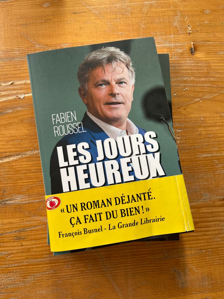 Le livre de Fabien Roussel : Les jours heureux
Avec une manchette « Un roman bien déjanté. Ça fait du bien ! »