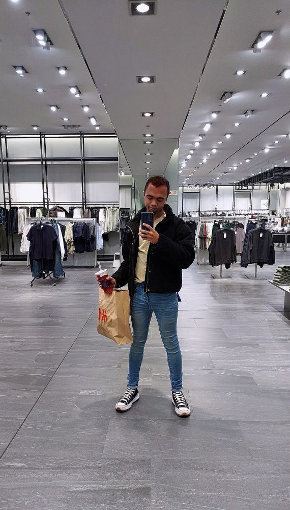Mirror selfie pose shopping at h&m