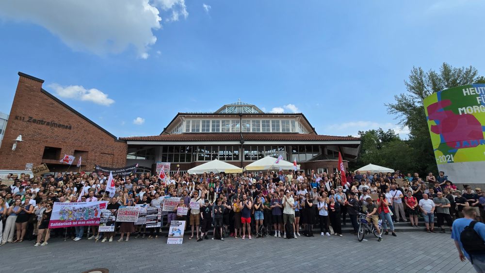 Demonstration vor der mensa. 