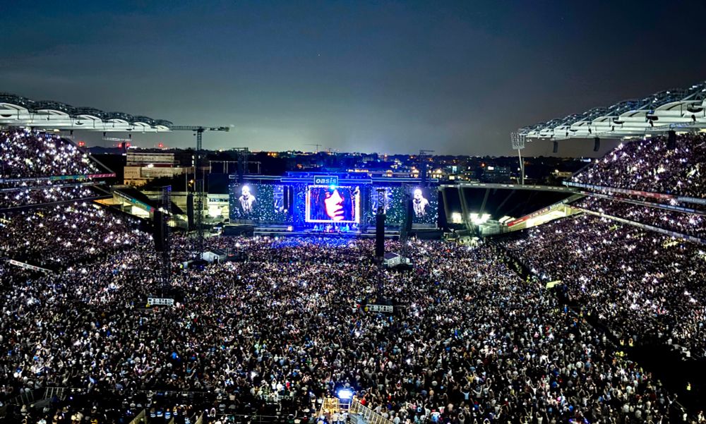 Abendaufnahme: Blick in ein Stadion, in dem ein Konzert stattfindet. 