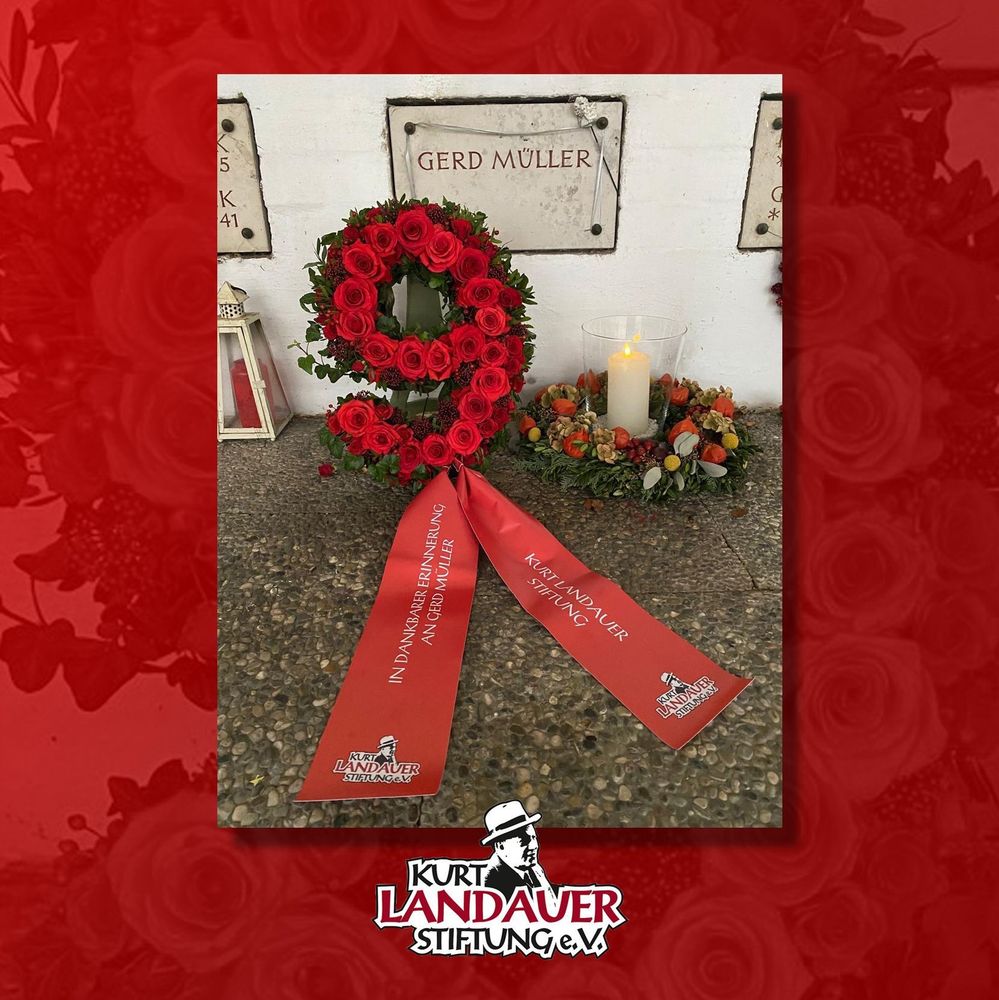 Eine aus roten Rosen geformte 9 an der Grabstätte von Gerd Müller