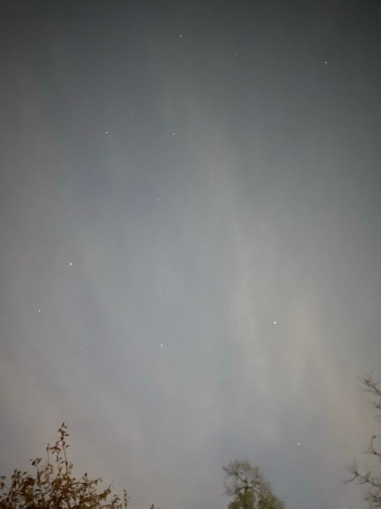 Shitty picture of the aurora but it’s like shit. It has no color, it’s barely a thing 